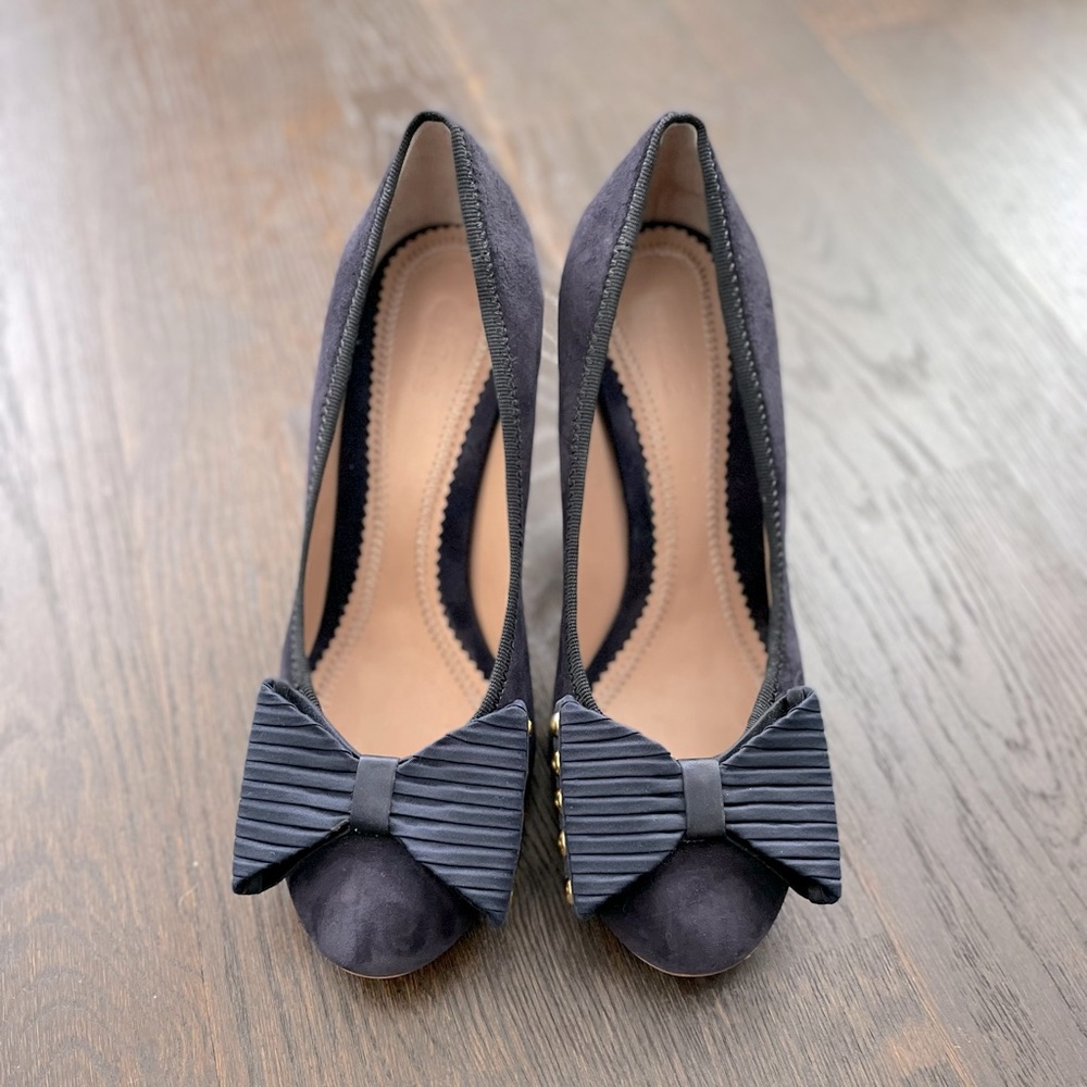Beautiful Chloe navy suede heels